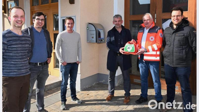 BRK-Rettungsdienstleiter Erwin Gräml (Zweiter von rechts) übergab am Montag zwei Defibrillatoren an Bürgermeister Roger Hoffmann (Dritter von rechts). Die Geräte hängen künftig am Feuerwehrhaus in Traßlberg und an der Bushaltestelle in Altmannshof. Weiter auf dem Bild (von links) JU-Vorsitzender Markus Weiß, Manfred Hofmann und Benedikt Grünbauer sowie (rechts) CSU-Gemeinderat Johannes Hauer. Bild: gf