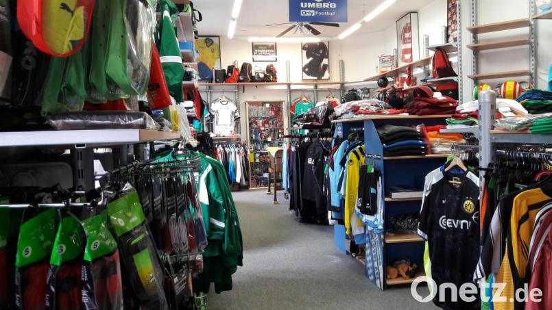 Bis Juni können Sportbegeisterte ihre Fanartikel noch im &quot;Sport Köhler&quot; in der Weidener Innenstadt ergattern. Danach schließt das Geschäft aller Voraussicht nach. Bild: pjbi