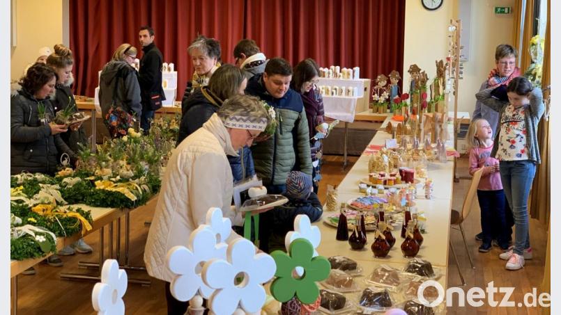Bereits mit Öffnung des Osterbasars im Herz-Jesu-Pfarrheim strömten viele Besucher in den Pfarrsaal. Liebevoll in Handarbeit erstellte kostengünstige Oster- und Frühlingsartikel standen zur Auswahl, die viele fleißige Hände zuvor gebastelt hatten. Bild: mez