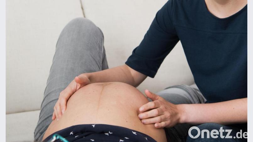 Eine Hebamme untersucht im Rahmen der Vorsorge eine Schwangere (gestellte Szene). Bild: Julian Stratenschulte