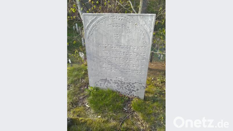 Ein Grabstein auf dem Sulzbürger Friedhof. Die Messer oben rechts und links bedeuten, dass der Verstorbene einem Mord zum Opfer fiel. Archivbild: Dieter Dörner