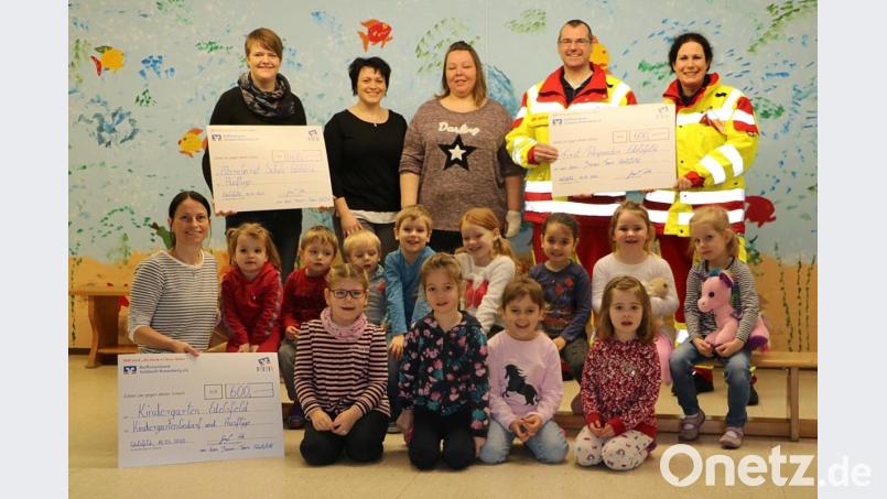 Bei der Spendenübergabe (von links): Michaela Schuster, Sonja Ertl, Julia Kampmüller, Oliver und Anja Iwanek, Kindergartenleiterin Sonja Winter und einige Kinder aus dem Kindergarten. Bild: gru