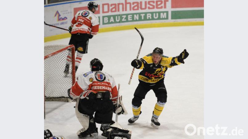 Felix Köbele (rechts) bejubelt einen seiner 21 Saisontreffer. Dazu kamen in der abgelaufenen Saison 35 Vorlagen. Damit war der Außenstürmer Top-Scorer des ERSC Amberg. Bild: Andreas Brückmann