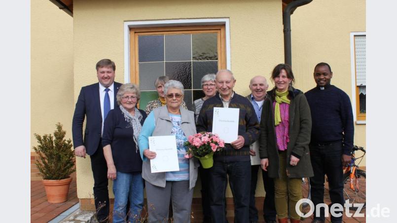 Der Obst- und Gartenbauverein Utzenhofen zeichnete langjährige Mitglieder aus. Im Bild 
die Geehrten zusammen mit Bürgermeister Stefan Braun und 2. Vorsitzende Hedwig Lehmeier (von links) sowie von Pfarrer Peter Lungu und Vorsitzender Christa Donhauser (von rechts). Bild: aun