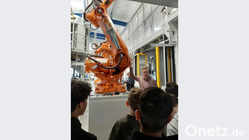 Mittelschüler der 8. Klasse dürfen per Joystick einen Roboterarm steuern. Bild: rgr