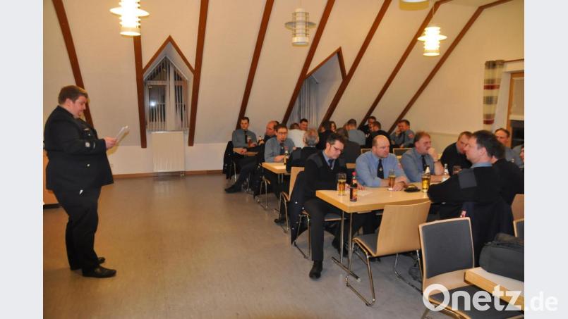 Georg Redl (stehend) blickt in seinem Bericht auf das vergangene Vereinsjahr zurück. Bild: ak