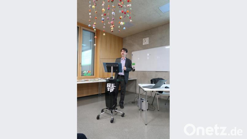 Günter Jehl sprach beim Elternabend der Grundschule Plößberg auch über „Friday for Future“. Bild: Grundschule Plößberg/exb