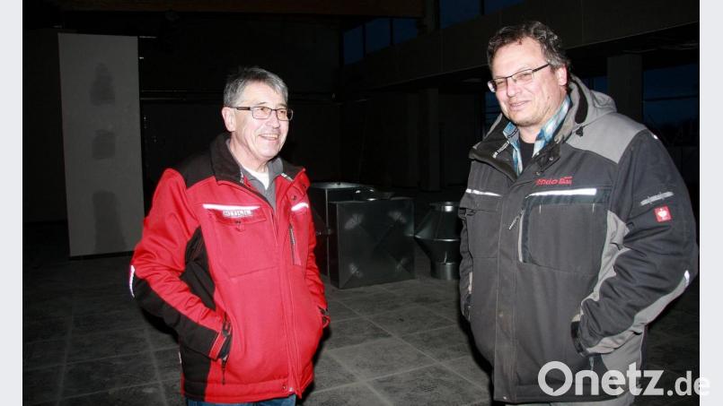 Die Bauleitung hat Michael Muck (links) inne. Mit dem Rück- und Wiederaufbau wurde die Wiesauer Firma Streber (rechts im Bild Thomas Streber) beauftragt, die auch den Auftrag für die Außenanlagen erhielt. Bild: wro