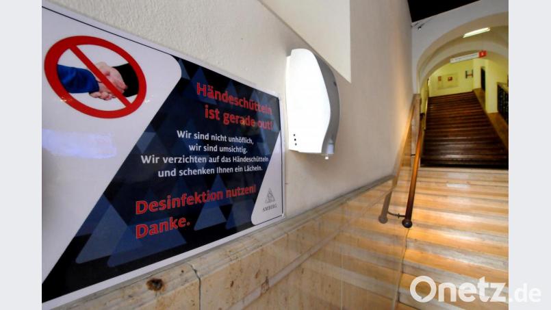 Händeschütteln war bisher out im Rathaus Amberg. Ab sofort sind Besuche der Ämter und Referate sogar untersagt. Bild: Stephan Huber