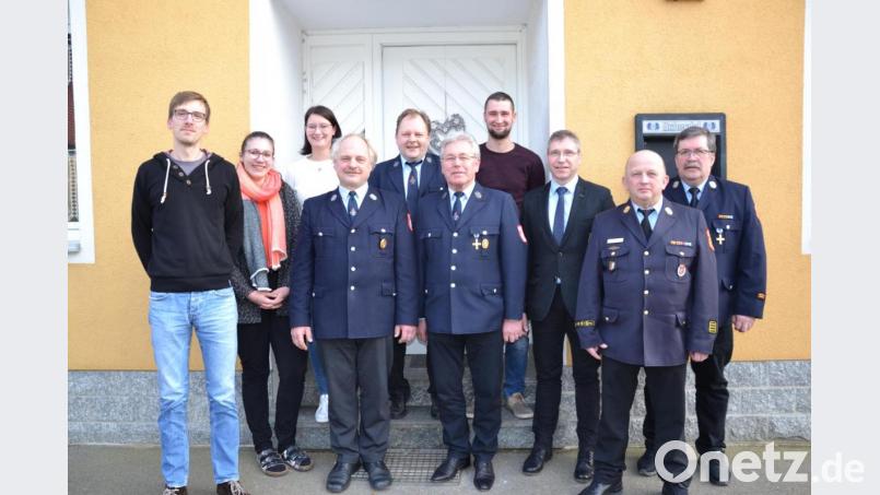 Matthias Balk (links) ist neuer Vorsitzender der Feuerwehr Etzgersrieth. Rudolf Mitlmeier (Fünfter von rechts) stellte sich nach 17 Jahren als Chef nicht mehr zur Wahl. Bild: gi