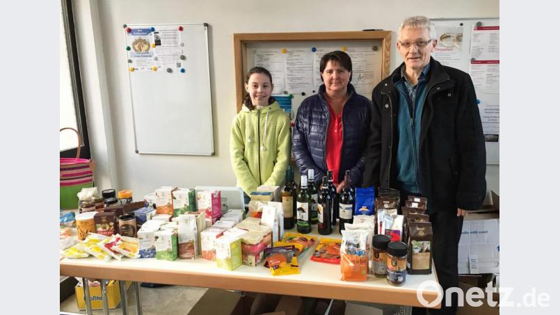Unterstützt von Pastoralreferent Alfred Kick (rechts) bieten die Ministranten der Pfarrei Mariä Himmelfahrt den Gläubigen Faire Waren zum Kauf an. Bild: ü