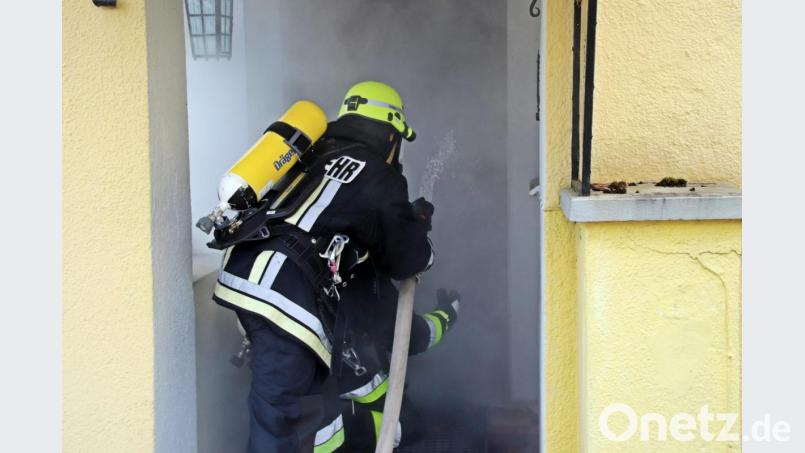 Die Einsatzkräfte rücken in das verrauchte Übungshaus vor. Bild: jma
