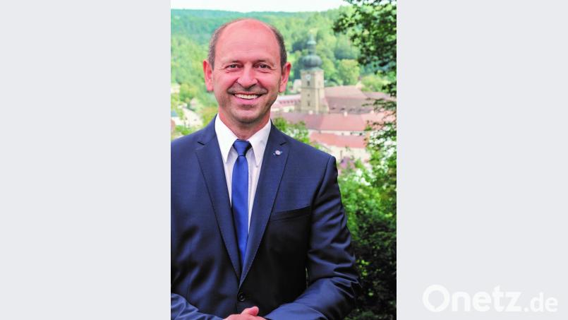 Hans Ram ist Fachlehrer für Werken, Technisches Zeichnen und Textverarbeitung an der Mittelschule Kümmersbruck. Ab 1. Mai ist er außerdem Ensdorfs neuer Rathaus-Chef. An der Kommunalpolitik gefällt ihm besonders, „dass man hier direkt was verändern kann“. Bild: exb