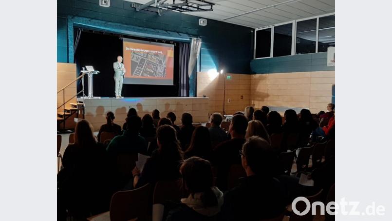 Beim Vortrag von Frank Astor in der Sporthalle der Realschule im Stiftland. Bild: exb