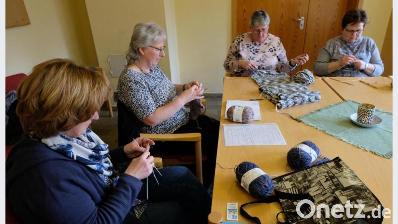 Sie Frauen stricken unter Anleitung von Sieglinde Schätzler Socken für den guten Zweck. Bild: le