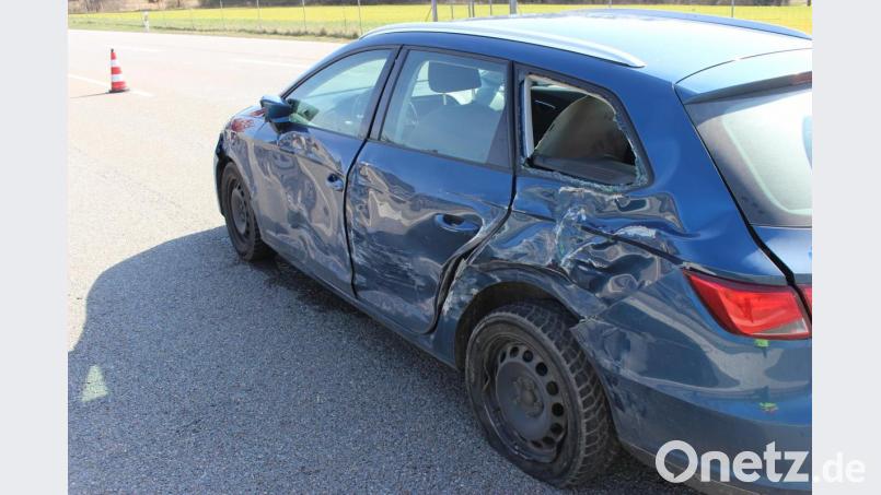 Rund 17.000 Euro Schaden sind die Bilanz eines Unfalls bei Kümmersbruck am Montag zwischen einem Auto und einem Lkw. Bild: Verkehrspolizei Amberg