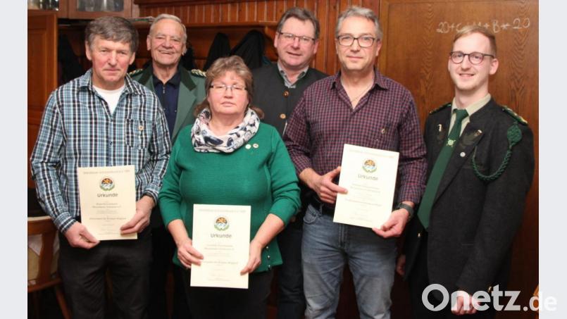 Schützenmeister Johannes Schneeberger (rechts), Gauschützenmeister Manfred Muck (Zweiter von links) und Bürgermeister Martin Prey ehrten die treuen Mitglieder (mit Urkunde, von links) Horst Fleischmann, Gerlinde Fleischmann und Michael Schlagenhaufer. Bild: exb