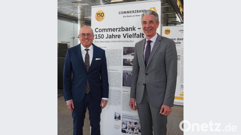 Commerzbank-Niederlassungsleiter Weiden Sebastian Hackl (rechts) Niederlassungsleiter Firmenkunden Horst 
Schmidt freuen sich über gute Geschäftszahlen, sehen aber auch aktuelle Risiken Bild: Bühner