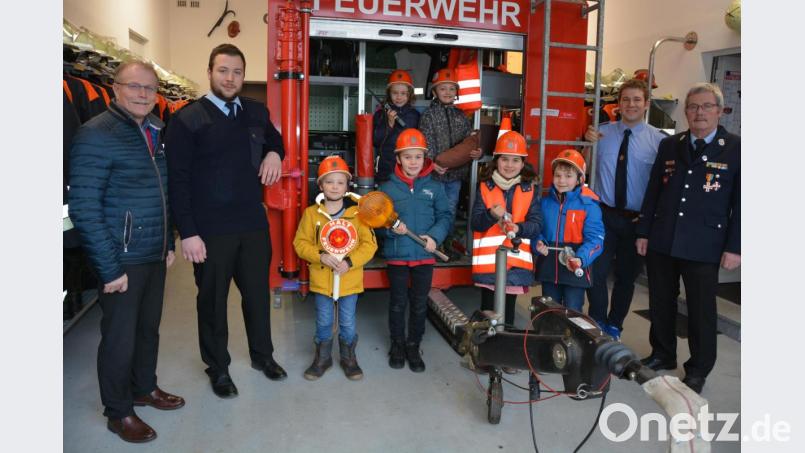 Bürgermeister Max Bindl und Vorsitzender Andreas Häckl (von links) sowie Kreisbrandmeister Albert Fröhlich und Kommandant Markus Stock (von rechts) hießen die Mitglieder der neugegründeten Kinderfeuerwehr Neudorf-Rosenbühl willkommen. Bild: jr