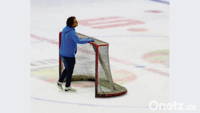 Nachwuchsleiter Jens Maschke organisiert nicht nur, sondern schiebt auch in den Pausen und nach den Spielen die Tore raus. Auch für die Nachwuchsteams des EV weiden war die Saison natürlich abrupt beendet. Bild: exb