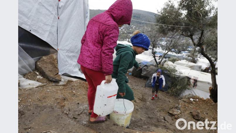 Kinder beim Wasser holen im Flüchtlingscamp Moria auf Lesbos. Angesichts der Zustände in Griechenland appellieren die SOS-Kinderdörfer an die EU: &quot;Wir müssen die Flüchtlingskinder jetzt aus der Gefahrenzone holen! Ein Flüchtlingscamp ist kein passender Ort für ein Kind.&quot; Bild: SOS-Kinderdörfer/Moutafis