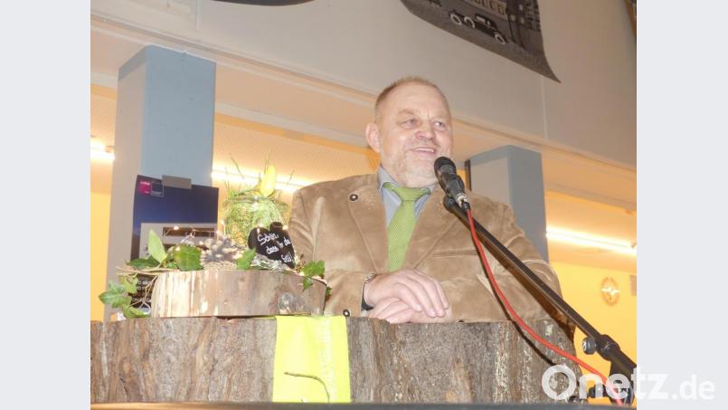 Forstbetriebsgemeinschaft-Vorsitzender und -Geschäftsführer Reinhard Wiesent spricht über Schadholz und Holzpreise. Bild: rn