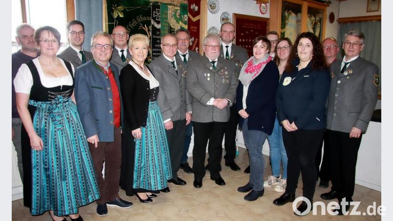 Höhepunkt der Jahreshauptversammlung im Schönhaider Schützenhaus war die Siegerehrung, die die beiden Schützenmeister Wilfried Ringel (5. von links) und (rechts daneben) Erika Ringel vornahmen. Den Siegern gratulierten Vorsitzende Bettina Gmeiner (2. von links) und Bürgermeister Toni Dutz (4. von links). Bild: wro