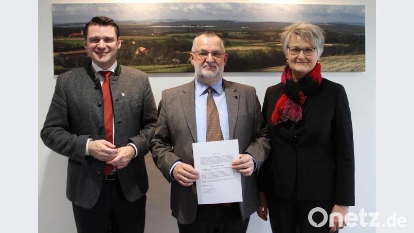 Der neue Kreisarchivpfleger Christian Guder (Mitte) mit der Leiterin des Staatsarchivs Amberg, Dr. Maria Rita Sagstetter, und Landrat Thomas Ebeling. Bild: exb