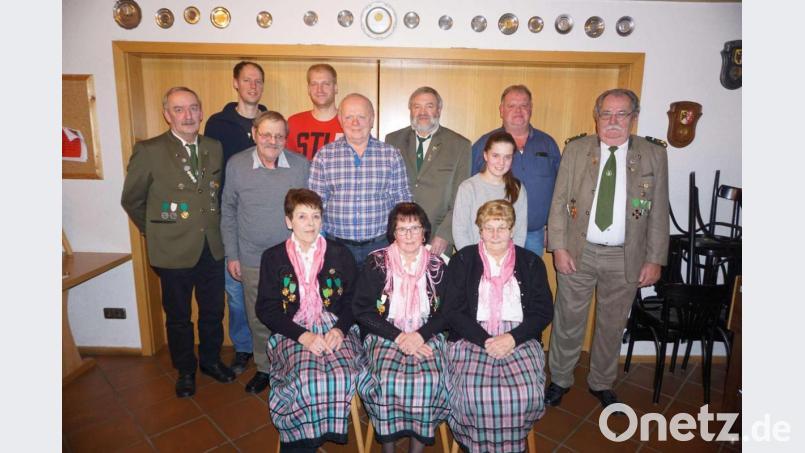 Verdiente und langjährige Mitglieder von Germania Großalbershof sind (vorne, von links) Elfriede Karnick, Inge Karnik, Elisabeth Schöner, (Mitte, von links) Werner Schmidt, Josef Hollweck, Werner Karnick, Denise Fleischmann, (hinten, von links) Alexander Luber, Thomas Luber, Hans Roth, Jürgen Werner und Schützenmeister Günter Fleischmann. Bild: krn