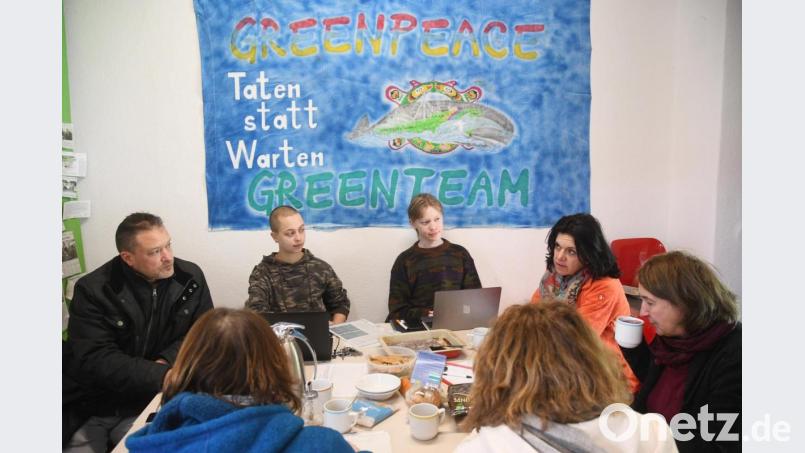 Anstatt der geplanten &quot;Fridays for Future&quot;-Demo treffen sich die Klimaaktivisten im Greenpeacebüro zu einer Besprechung. Bild: Gabi Schönberger