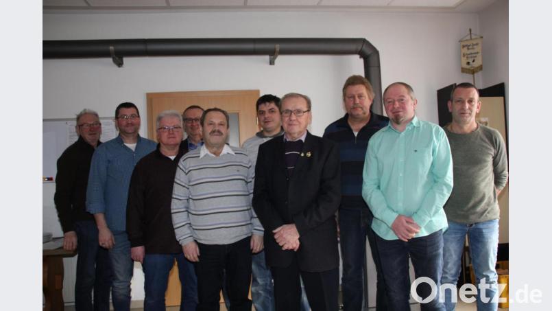 Jürgen Speigel, Stefan Meiler, Georg Schmalzl, Joachim Hagen, Franz Hierl, Stefan Weiß, Walter Deinzer, Uwe Kiupel, Gerhard Heindl und Hans Neumüller (von links) besetzen nach der Wahl die Vorstandsämter im Kreisverband der Rassegeflügelzüchter Amberg-Sulzbach. Bild: ads