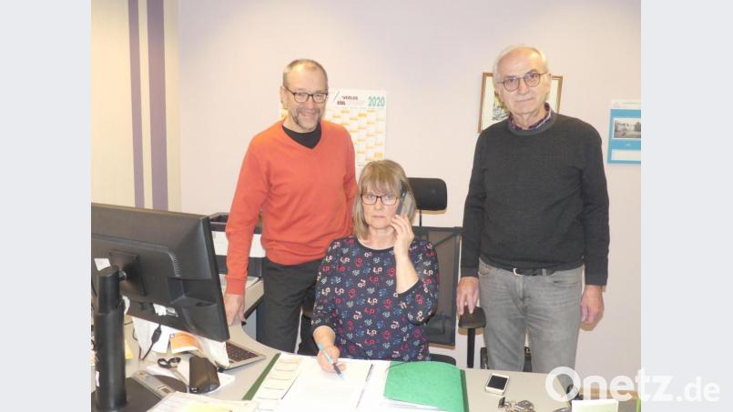Karl Lorenz (von links) sowie die Koordinatoren Elisabeth Gottsche und Jochen Sertl stehen in den Startlöchern zur Organisation von Einkaufshilfen. Bild: rn