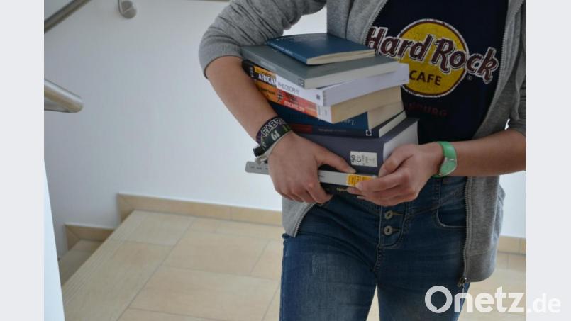 Das Coronavirus löst in Weiden einen Ansturm auf Bücher aus: Menschen hamstern in der Regionalbibliothek. Bild: wpt
