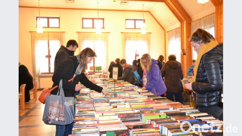 Überraschend gut angenommen wurde der 5. Bücher- und Spielebasar der Gemeinde- und Pfarrbücherei im Rathaussaal. Bild: gi