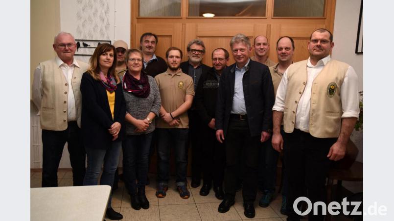 Neuwahlen beim OWV Beidl (von links): zweiter Vorsitzender und Fotowart Alois Bauer, Kassenprüferin Claudia Pschierer, Markierungswart Thomas Senfft, Kassenprüferin Helga Mark, Vogelwart Armin Kellermann, Schriftführer Johannes Wein, Hauptvorsitzender Armin Meßner, Pfarrer Thomas Thiermann, Bürgermeister Lothar Müller, Wanderwart Stefan Franz, Kassier Michael Vollath und Vorsitzender Martin König. Bild: gbj