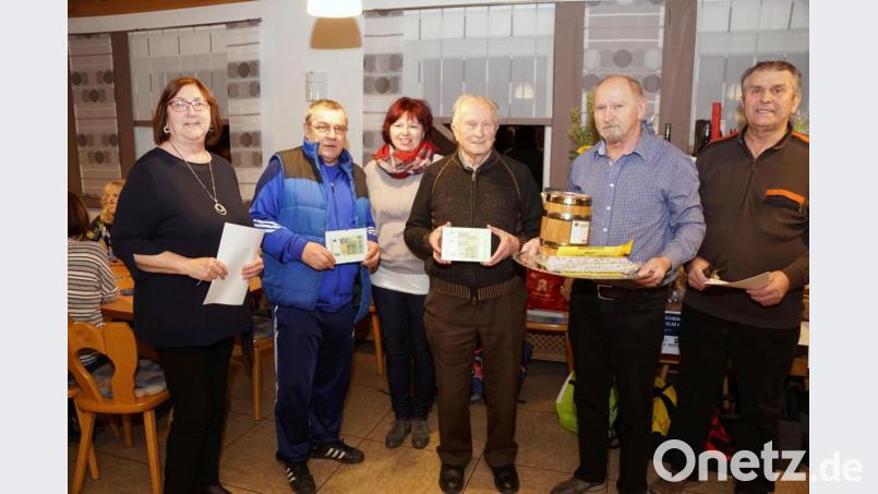 Ingrid Dietl (von links), Richard Dürmann, Susi Busch, Josef Pittner, Klaus Münch und Wolfgang Veigl beim Kötzersdorfer Preisschafkopf. Bild: bkr