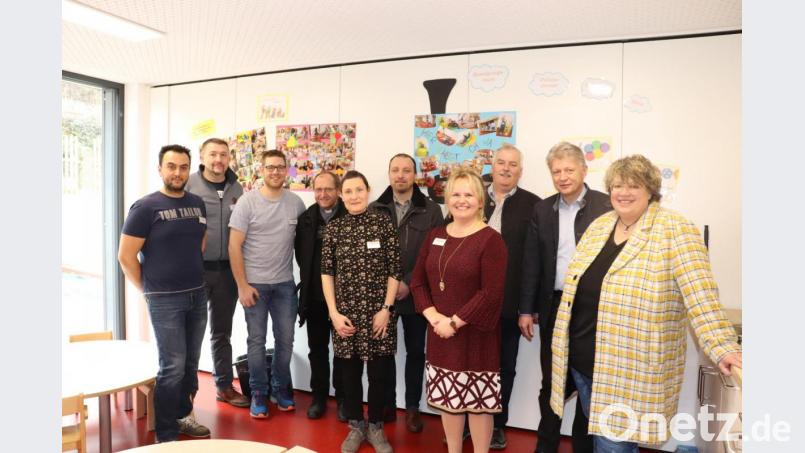Leiterin Stephanie Siegert (Vierte von rechts) und Elternbeiratsvorsitzender Stefan Bauernfeind (Zweiter von links) konnten unter anderem Bürgermeister Lothar Müller (Zweiter von rechts), 3 Bürgermeisterin Susanne Bittner (rechts) und Pfarrer Thomas Thiermann (Vierter von links) begrüßen. Im Hintergrund sind die Plakate mit der Präsentation verschiedener Projekte. Bild: flt