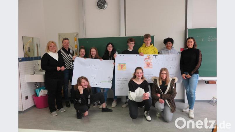 Konrektorin Sandra Hering und Religionslehrerin Anja Scheidler (von links) bedankten sich bei Madeleine Schnerch (rechts) für den Workshop in den achten Klassen der Realschule am Tor zur Oberpfalz. Bild: jzk