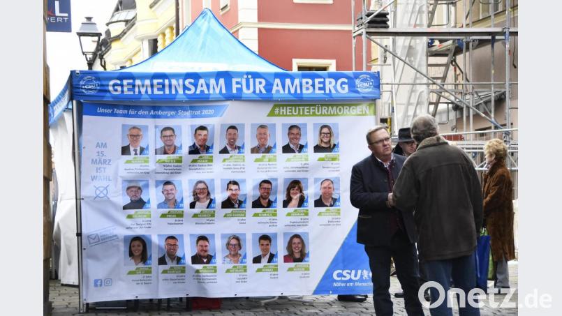 Ein Stimmenkönig bei der Arbeit: Zweiter Bürgermeister Martin Preuß warb auch am CSU-Infostand auf der Krambrücke um die Wählergunst – offenbar nicht vergeblich. Bild: Petra Hartl