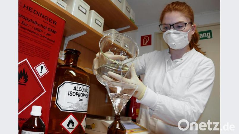 Apotheken im Landkreis produzieren aktuell selbst Desinfektionsmittel. Diese werden auch an Unternehmen verkauft. Wie das geht, zeigt Mitarbeiterin Anna Probst in der Stadtapotheke in Tirschenreuth. Bild: tr