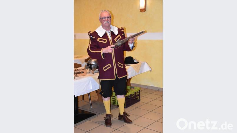 Hans Schäfer rief zum sorgfältigen Umgang mit den Böllern, Kanonen und Waffen auf. Bild: adj