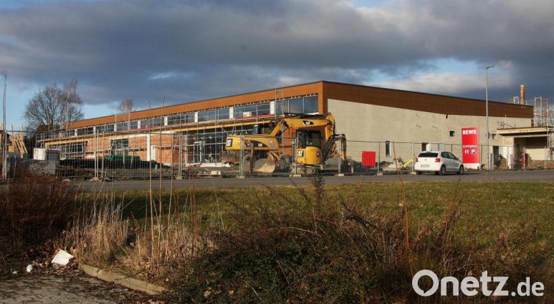 Der neue Rewe-Markt steht. In gut 6 Wochen soll die Baustelle übergeben werden. Danach wird die neue Filiale eingeräumt. Bild: wro