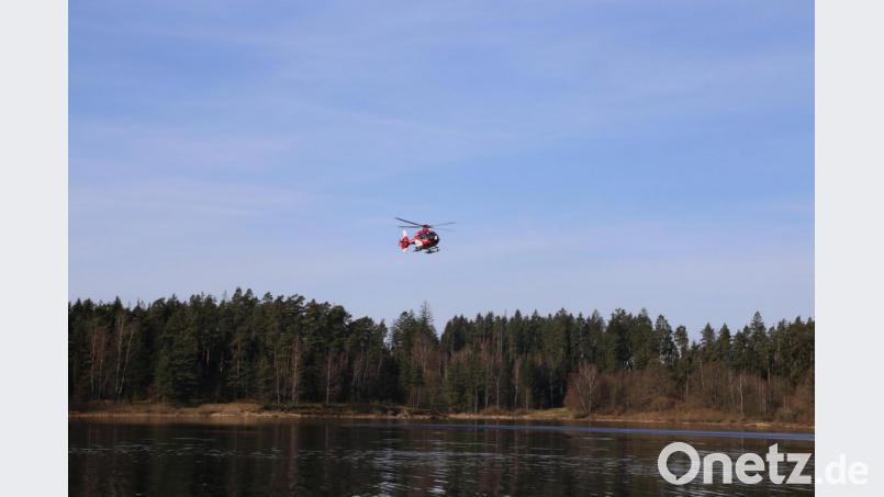 Beim Liebensteiner Speicher bei Plößberg suchten am Montag und Dienstag viele Rettungskräfte nach einer vermissten Frau. Bei der Suche waren Wasserwacht, DLRG, Hubschrauber, Drohnen und mehrere Suchhunde im Einsatz. Polizeitaucher aus Nürnberg fanden die Vermisste am Dienstag leblos im Speichersee und bargen den Leichnam. Bild: rw