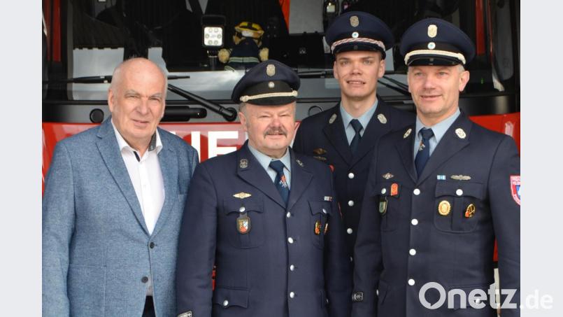 Ehrenkommandant Günter Sommer (Zweiter von links) kann nun aus Altersgründen nicht mehr im aktiven Dienst der Feuerwehr tätig sein. Er hat sich ein Leben lang für die Organisation eingebracht. Stadtkommandant Mario Dobmayer und stellvertretender Feuerwehrvorsitzender Jonas Dobmayer (Zweiter von rechts) sowie dritter Bürgermeister Johann Gollwitzer (links) würdigten die Verdienste des Vohenstraußers. Außerdem wurde Sommer noch zum Hauptbrandmeister befördert.. Bild: dob