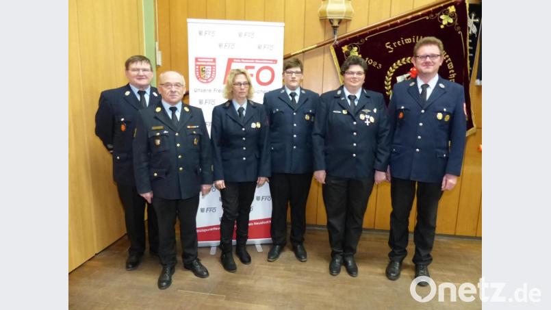 Zweiter Bürgermeister Gerhard Kres (von links), Vorsitzender Josef Kres und Inge Thoma gratulieren Sven Thoma, Anke Scheidler-Argauer und Stefan Argauer zur Wahl als Vertrauensleute. Bild: hme
