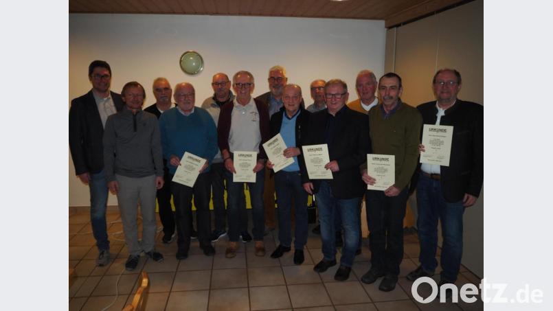 Der Förderverein DJK-Fußball Neustadt zeichnet die Gründungsmitglieder aus Bild: krb