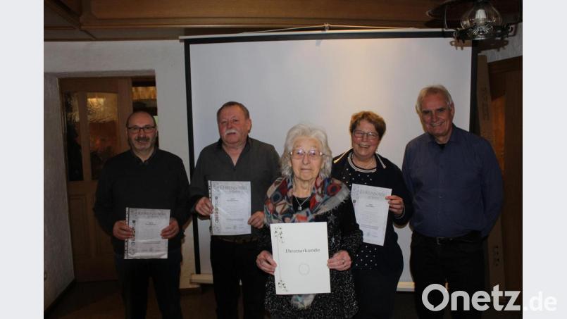 Bild zeigt die Geehrten:
Vli. Theo Schiener, Bernd Petter, Erika Lindner, Vorsitzende Inge Geißler, Bürgermeister Manfred Kratzer Bild: soj