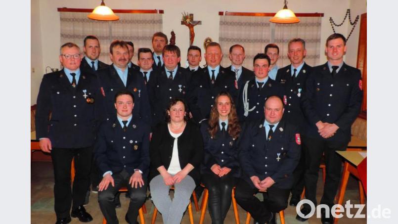 Eine schlagkräftige Truppe ist im Jahr vor dem Jubiläum am Ruder. Im Bild (von links) Josef Hägler, Josef Witt, Johann Meißner, Sebastian Baierl, Maximilian Stahl, Johannes Braun, Martin Ries, Martin Kiener jun., Leonhard Braun, Konrad Kiener, Florian Hägler, Dominik Friedl, Dieter Schweiger und Thomas Hölzl, (sitzend) Johannes Hägler, Marianne Schieder, Magdalena Stahl und Herbert Mutzbauer. Bild: exb