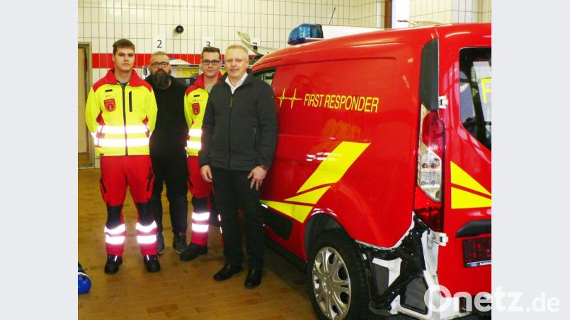 Bei der Stippvisite überreicht Bürgermeister Jürgen Kürzinger (von rechts) „Süßes“ als Nervennahrung an Kevin und Justin (links) Goss und dankt der „First-Responder&quot;-Gruppe für ihr Engagement. Die Miglieder widmeten sich aufopferungsvoll ihrer Aufgabe und sorgten so „für ein Stück mehr Sicherheit“ in der Gemeinde. Bild: lep