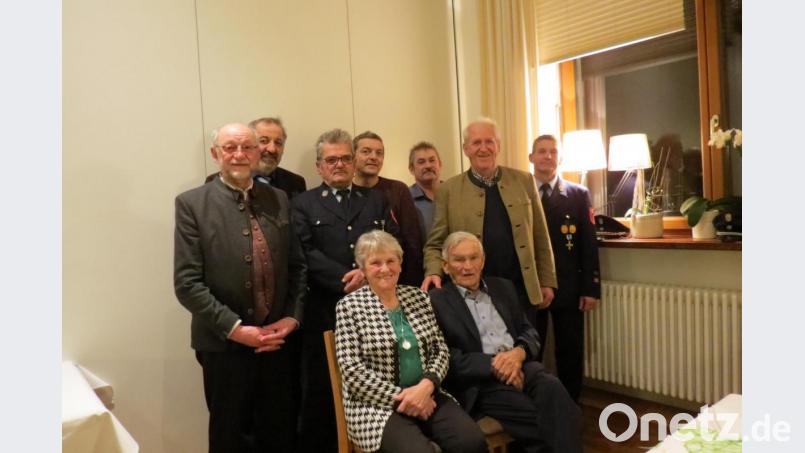Zahlreiche Glückwünsche durfte Herbert Maierhofer (vorne mit Gattin Inge) zu seinem 80. Geburtstag entgegen nehmen. Es gratulierten (hinten von links) Bürgermeister Georg Köppl, Reinhold Dirschwigl, Alfons Keilhammer, Stefan Graf, Josef Lottner, Anton Steininger, und Peter Prey. Bild: tja